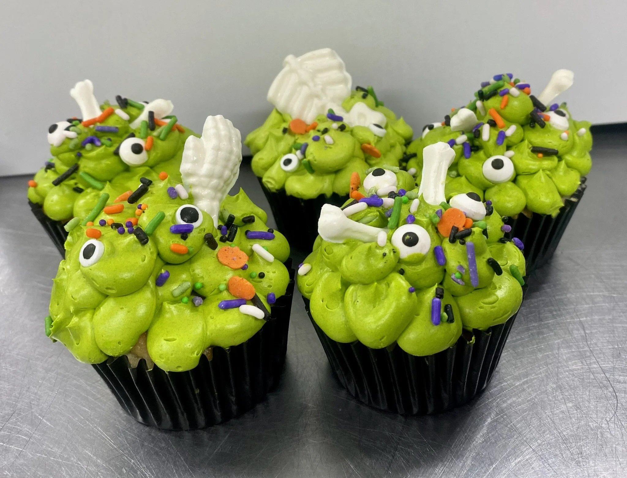 Green monster cupcakes halloween eyes