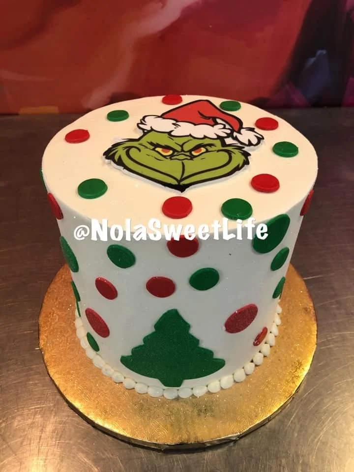 White christmas tree wreath cake red green