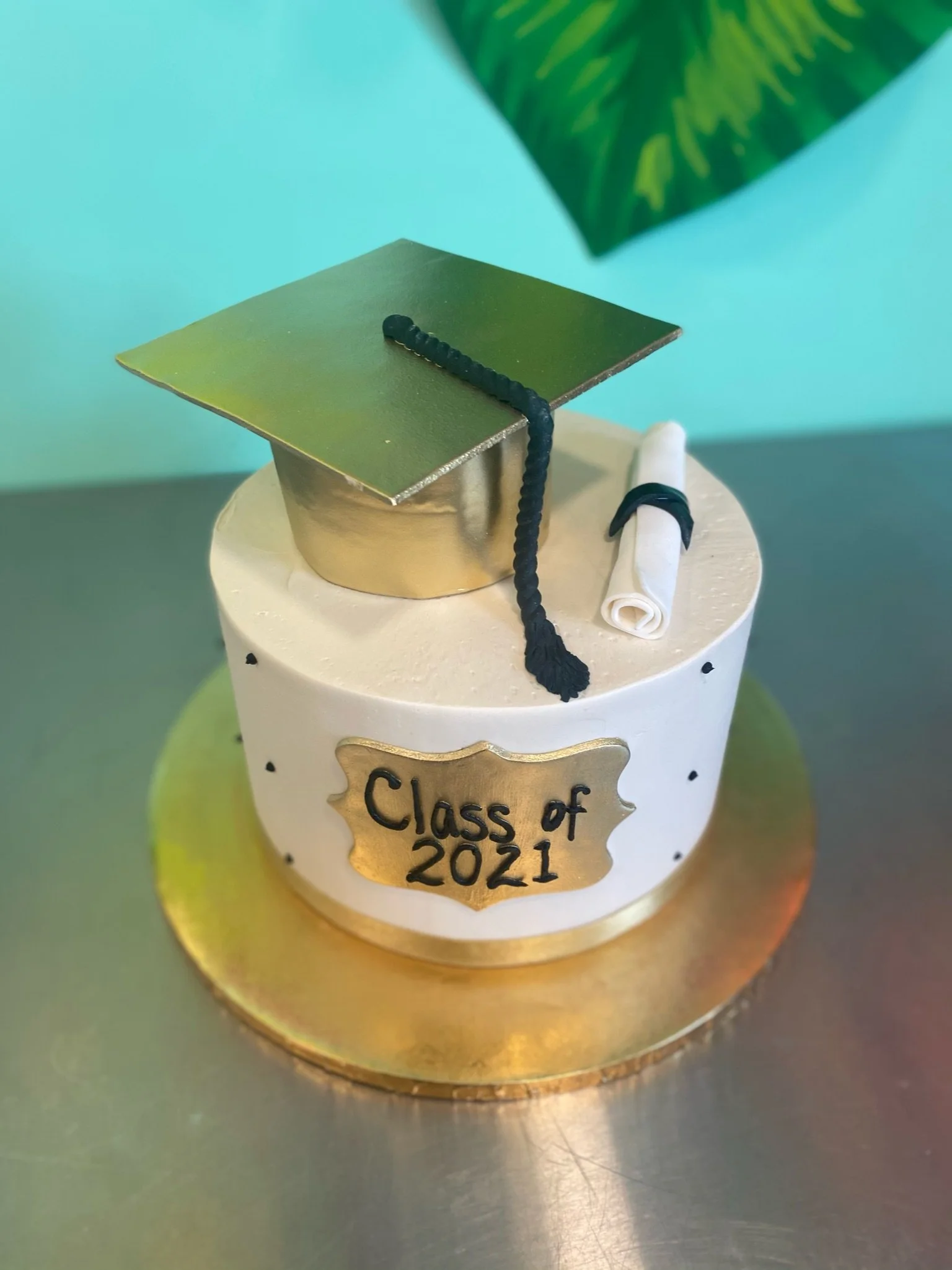 Graduation cap diploma mug white gold cake