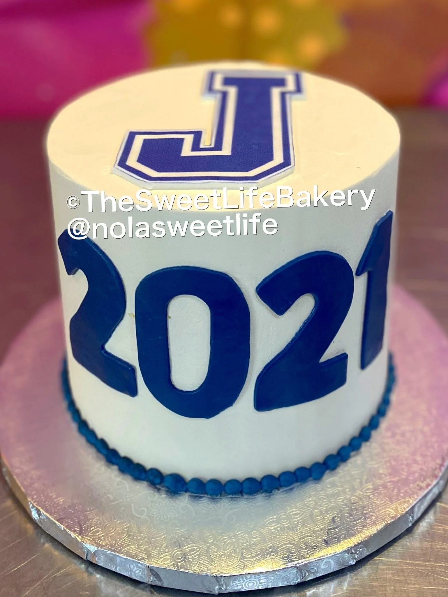 White navy blue class of 2021 graduation cake