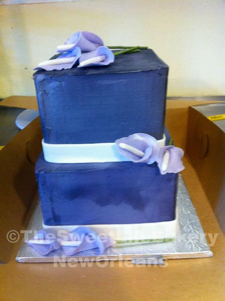 Navy blue gift box birthday cake bow